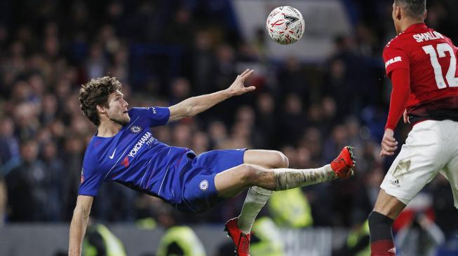 Bek Chelsea Marcos Alonso mencoba melakukan tendangan salto selama pertandingan sepak bola Piala FA antara Chelsea melawan Manchester United di Stamford Bridge, London, Inggris, Selasa (19/2) dini hari WIB. [Adrian DENNIS / AFP]