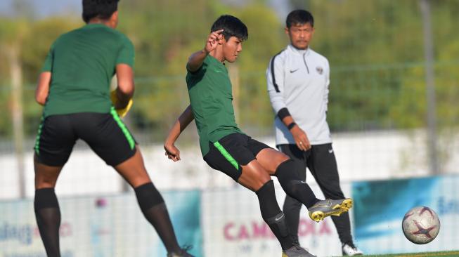 Pemain Timnas Indonesia U-22 Firza Andika (tengah) menendang bola ke rekannya dalam latihan menjelang pertandingan Sepak Bola AFF U-22 di lapangan AUPP Sport Club, Phnom Penh, Kamboja, Selasa (19/2/2019). Timnas U-22 akan menghadapi tim Malaysia di Grup B pada 20 Pebruari. ANTARA FOTO/Nyoman Budhiana/pd