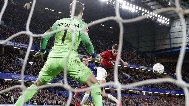 Gelandang Manchester United Ander Herrera saat mencetak gol pembuka melewati kiper Chelsea Kepa Arrizabalaga selama pertandingan sepak bola Piala FA antara Chelsea melawan Manchester United di Stamford Bridge, London, Inggris, Selasa (19/2) dini hari WIB. [Adrian DENNIS / AFP]