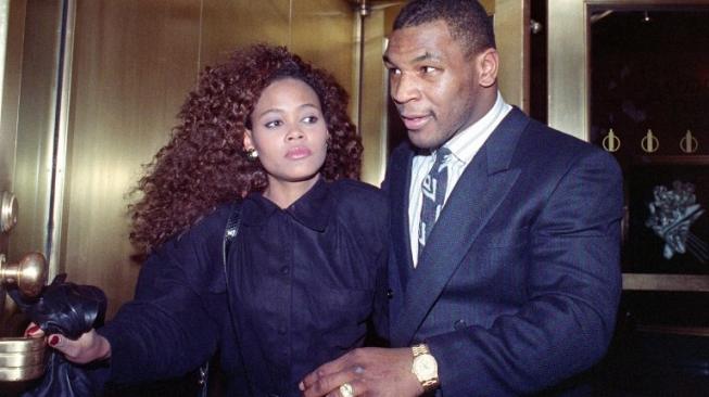 Mike Tyson bersama mantan istrinya, Robin Givens. [AFP/Maria Bastone]