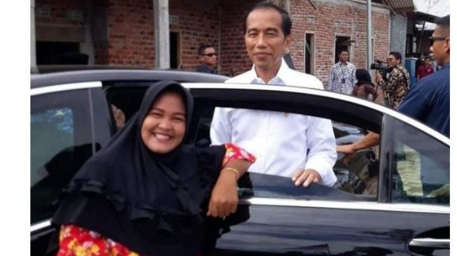 Seorang ibu berpose dengan Presiden NKRi Joko Widodo di Mercese - Benz S600 Pullman Guard [Twitter: @airin_NZ].