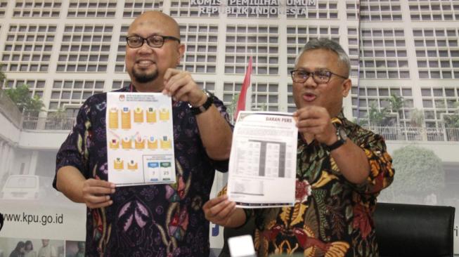 Ketua KPU Arief Budiman (kanan) bersama Komisioner KPU Ilham Saputra (kiri) menunjukkan berkas Caleg berstatus terpidana korupsi saat mengumumkan data terbaru nama calon legislatif (caleg) dengan status mantan terpidana korupsi yang berpartisipasi pada Pemilu 2019 di Gedung KPU, Jakarta, Selasa (19/2). [Suara.com/Fakhri Hermansyah]