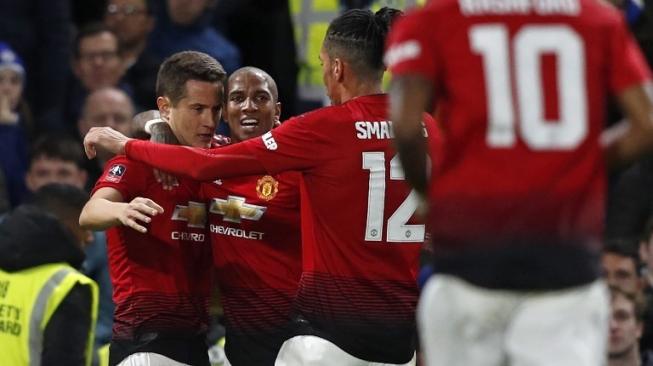 Para pemain Manchester United merayakan gol Ander Herrera (kiri) ke gawang Chelsea di babak kelima Piala FA di Stamford Bridge. Adrian DENNIS / AFP 