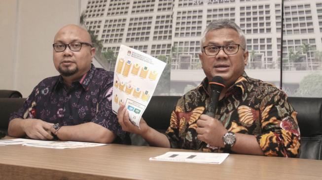 Ketua KPU Arief Budiman (kanan) bersama Komisioner KPU Ilham Saputra (kiri) menunjukkan berkas Caleg berstatus terpidana korupsi saat mengumumkan data terbaru nama calon legislatif (caleg) dengan status mantan terpidana korupsi yang berpartisipasi pada Pemilu 2019 di Gedung KPU, Jakarta, Selasa (19/2). [Suara.com/Fakhri Hermansyah]