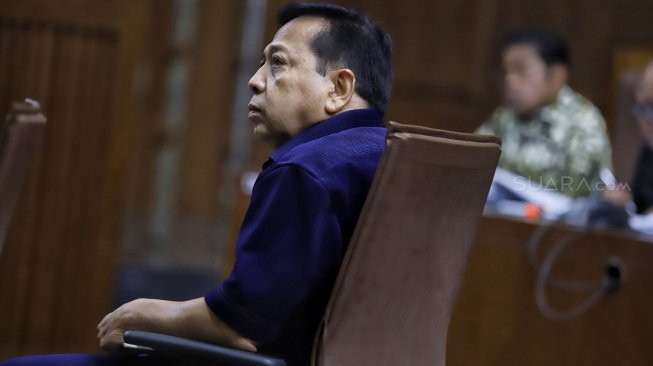 Mantan Ketua DPR Setya Novanto menjawab pertanyaan Jaksa Penuntut Umum (JPU) pada sidang lanjutan kasus dugaan suap proyek PLTU Riau-1 dengan terdakwa Idrus Marham di Pengadilan Tipikor, Jakarta, Selasa (19/2). [Suara.com/Muhaimin A Untung]