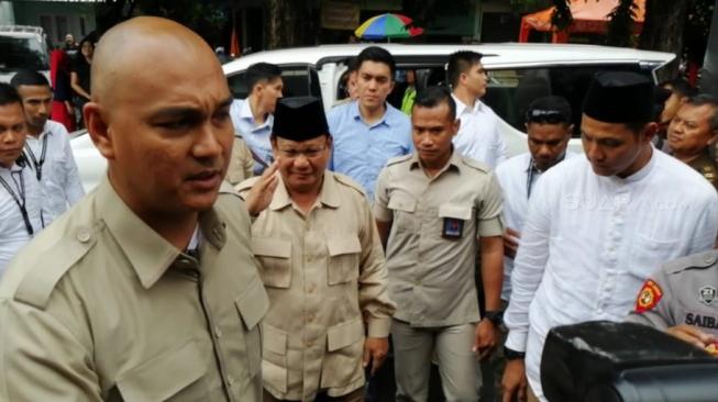 Prabowo saat tiba di Rutan Medaeng untuk membesuk Ahmad Dhani. (suara.com/achmad ali)