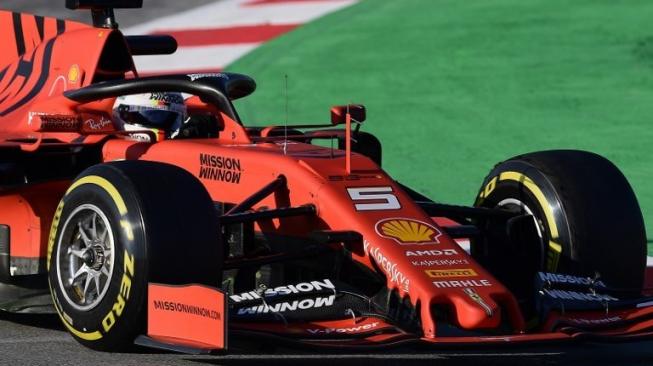 Pebalap Ferrari, Sebastian Vettel melaju di hari pertama tes pramusim F1 2019 di Sirkuit Catalunya, Barcelona, Senin (19/2/2019). LLUIS GENE / AFP 