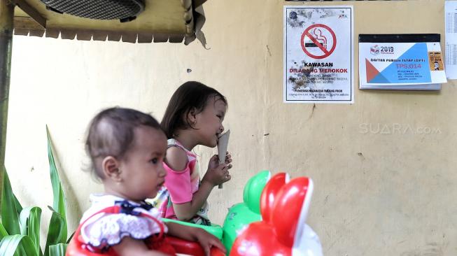 Warga beraktifitas di Kampung Berseri Tanpa Asap Rokok di Jl Telaga Ratna, Sunter Jaya, Jakarta, Selasa (19/2). . [Suara.com/Muhaimin A Untung]