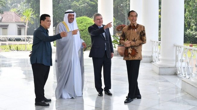 (Kiri ke kanan) Ketua Umum KOI Erick Thohir, Presiden OCA Sheikh Ahmed Al-Fahad Al-Ahmed Al-Sabah, Presiden IOC Thomas Bach, dan Presiden Joko Widodo di Istana Bogor, Sabtu (1/9/2018). [Dok. INASGOC]