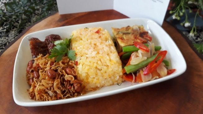 Nasi Ulam, kuliner asli Indonesia yang jadi daya tarik wisata kuliner. (Suara.com/Risna Halidi)