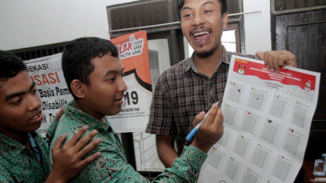 Sejumlah siswa Sekolah Luar Biasa Al Gaffar Guchany mengikuti simulasi pemilihan umum 2019, Salemba, Bekasi, Jawa Barat,Rabu (20/2). [Suara.com/Fakhri Hermansyah]