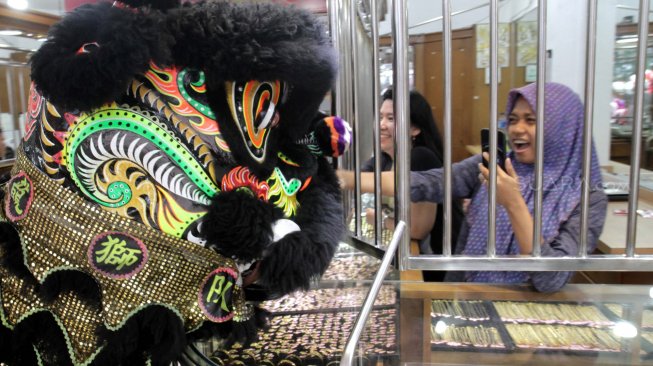 Suasana perayaan Cap Go Meh di kawasan pertokoan, di Bekasi, Jawa Barat, Selasa (19/2). (Suara.com/Fakhri Hermansyah)