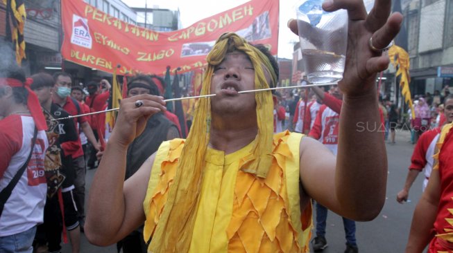 Suasana perayaan Cap Go Meh di kawasan pertokoan, di Bekasi, Jawa Barat, Selasa (19/2). (Suara.com/Fakhri Hermansyah)