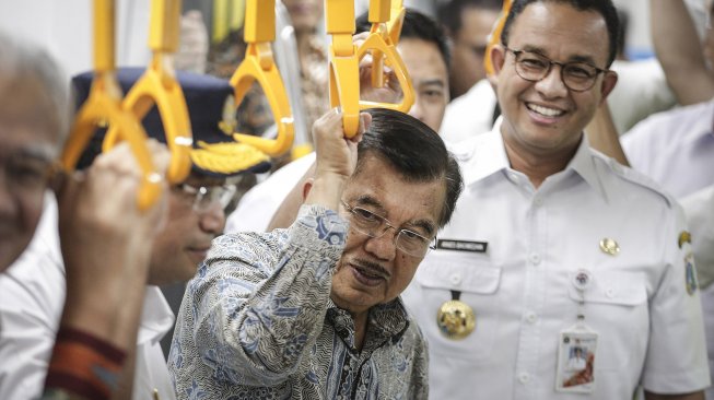 Wakil Presiden Jusuf Kalla (tengah) didampingi Menteri Perhubungan Budi Karya Sumadi (kiri) dan Gubernur DKI Jakarta Anies Baswedan (kanan) saat meninjau pengoperasian MRT (Mass Rapid Transit) di Stasiun MRT Bundaran HI, Jakarta, Rabu (20/2). [ANTARA FOTO/Nando]