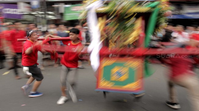 Suasana perayaan Cap Go Meh di kawasan pertokoan, di Bekasi, Jawa Barat, Selasa (19/2). (Suara.com/Fakhri Hermansyah)