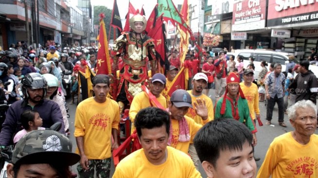 Suasana perayaan Cap Go Meh di kawasan pertokoan, di Bekasi, Jawa Barat, Selasa (19/2). (Suara.com/Fakhri Hermansyah)