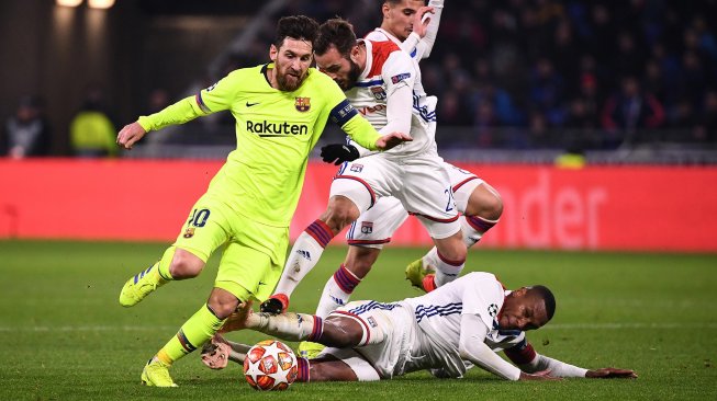 Pemain depan Barcelona asal Lionel Messi (kiri) bersaing untuk mendapatkan bola dengan pemain tengah Lyon asal Prancis Lucas Tousart, pemain tengah Lyon Houssem Aouar (CR) dan pemain bertahan Lyon Marcelo (kanan) selama putaran leg pertama 16 besar Liga Champions antara Lyon melawan FC Barcelona  di Stadion Groupama, Lyon, Perancis, Rabu (20/2) dini hari WIB. [FRANCK FIFE / AFP]