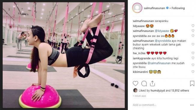 Salmafina Sunan kenakan sport bra dan leggings hitam ketat. [instagram/salmafinasunan]