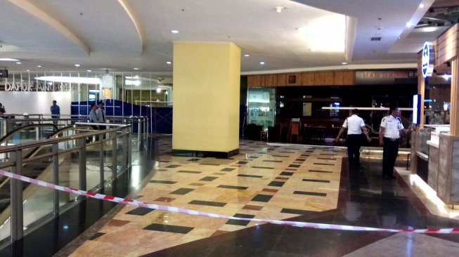 Petugas keamanan berjaga-jaga di sekitar lokasi ledakan pipa gas di lantai 4 food court mal Taman Anggrek, Jakarta Barat, Rabu (20/2). (Suara.com/Fakhri Hermansyah)