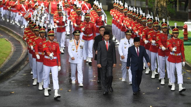 Presiden Joko Widodo (tengah) didampingi Wakil Presiden Jusuf Kalla (kanan) berjalan bersama Mendagri Tjahjo Kumolo (kedua kiri) dan Gubernur Riau terpilih Syamsuar (kiri) dan Wakil Gubernur Riau Edi Natar Nasution (kedua kanan) sebelum acara pelantikan di Istana Negara, Jakarta (20/2). [ANTARA FOTO/Akbar Nugroho Gumay]