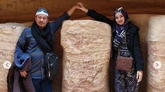 Opick dan istri barunya, Bebi Silvana tengah berlibur di Petra, Jordania. (Instagram)