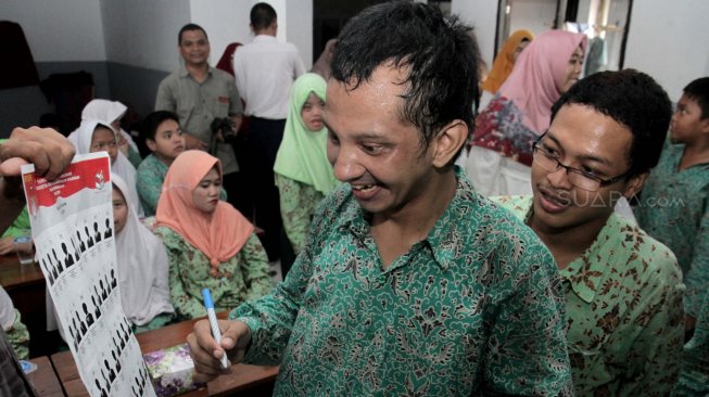 Sejumlah siswa Sekolah Luar Biasa Al Gaffar Guchany mengikuti simulasi pemilihan umum 2019, Salemba, Bekasi, Jawa Barat,Rabu (20/2). [Suara.com/Fakhri Hermansyah]