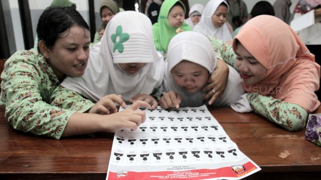 Sejumlah siswa Sekolah Luar Biasa Al Gaffar Guchany mengikuti simulasi pemilihan umum 2019, Salemba, Bekasi, Jawa Barat,Rabu (20/2). [Suara.com/Fakhri Hermansyah]