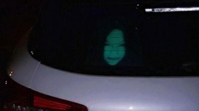 Geram Kena Sorot Lampu Jauh, Pemobil Pasang Stiker Horor