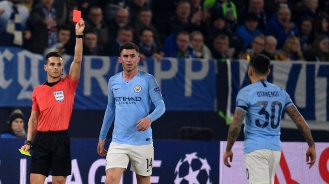 Wasit Carlos Del Cerro Grande memberikan kartu merah kepada bek Manchester City Nicolas Otamendi saat menghadapi Schalke di Liga Champions. Patrik STOLLARZ / AFP 