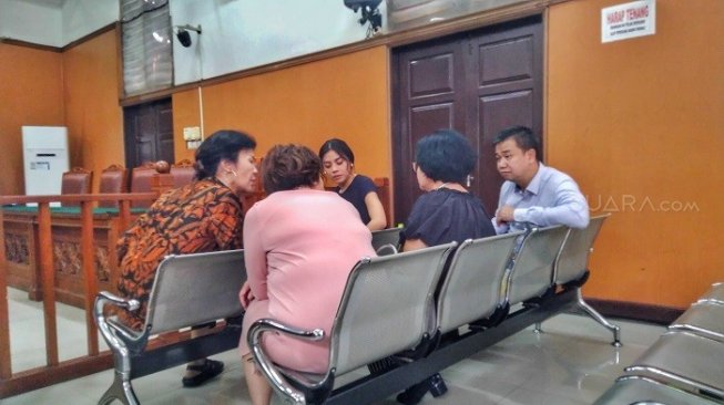 Berbusana Hitam, Istri Tampak Rileks Hadiri Sidang Vonis Richard Muljadi