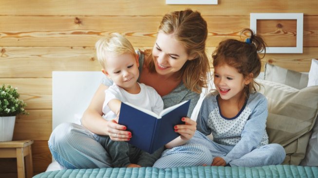 Orang tua baca buku dengan anak. (shutterstock)
