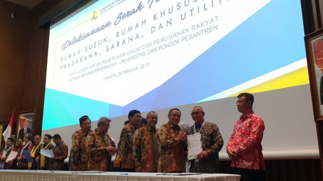 "Serah Terima Aset Rumah Susun, Rumah Khusus dan Bantuan Prasarana, Sarana dan Utilitas (PSU) dari Kementerian PUPR kepada Instansi Pemerintah, Universitas dan Pondok Pesantren", di Auditorium KemenPUPR, Jakarta, Kamis (20/2/2019). (Dok: PUPR)