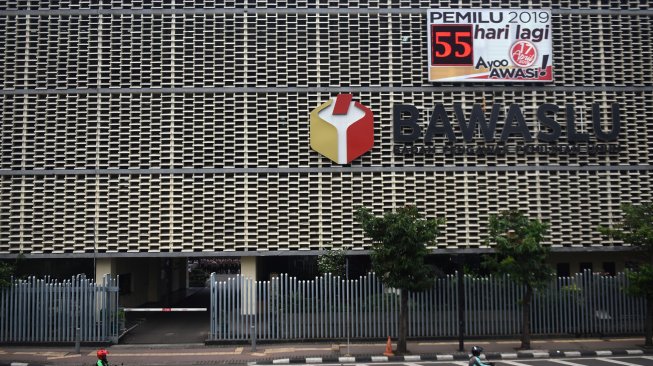 Papan hitung mundur elektronik Pemilu 2019 di kantor Bawaslu, Jakarta, Kamis (21/2). [ANTARA FOTO/Akbar Nugroho Gumay]