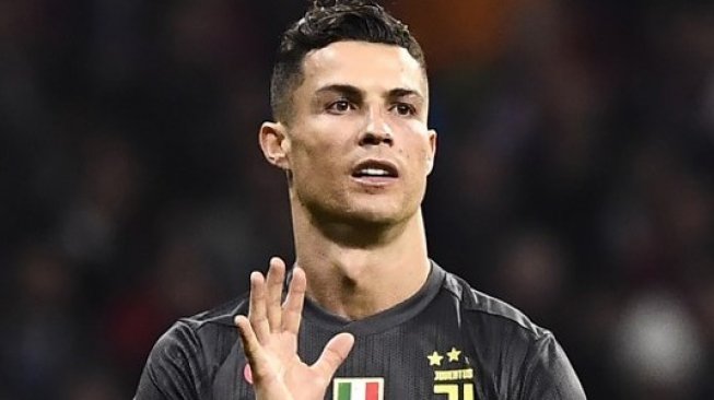 Bintang Juventus Cristiano Ronaldo menunjukan lima jarinya saat menghadapi Atletico Madrid pada laga Liga Champions di Wanda Metropolitan stadium. PIERRE-PHILIPPE MARCOU / AFP