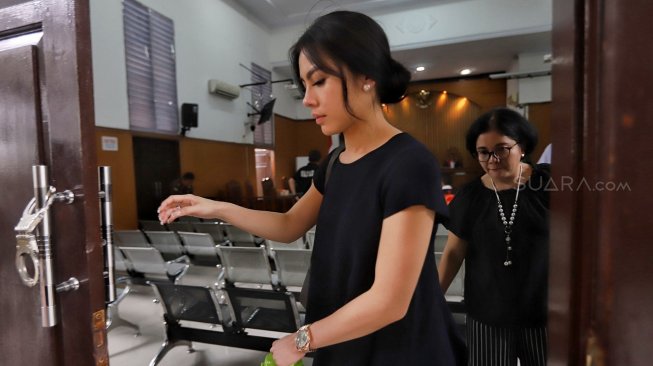 Istri Richard Muljadi, Shalvynne Chang saat menghadiri sidang putusan di Pengadilan Negeri Jakarta Selatan, Kamis (21/2). [Suara/Muhaimin A Untung]