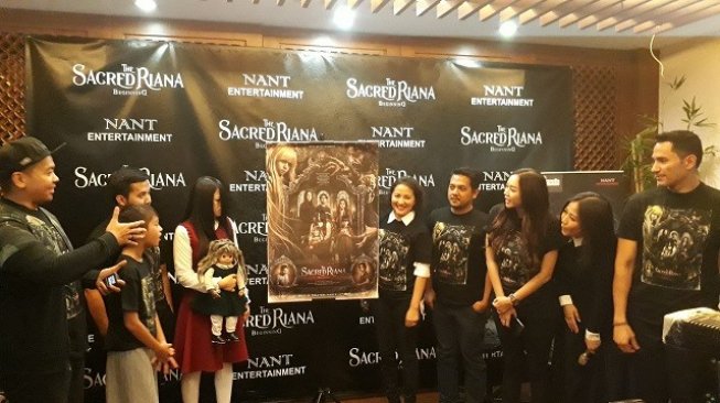 Jumpa pers film The Sacred Riana: Beginning di Kawasan Pasar Rebo, Jakarta Timur, Rabu (20/2/2019). [Wahyu Tri Laksono/Suara.com]