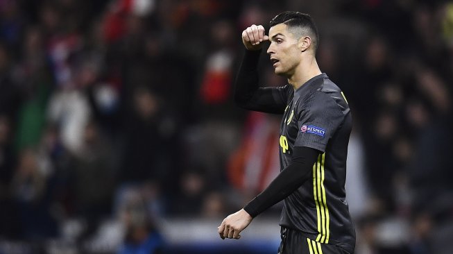 Ekspresi striker Juventus, Cristiano Ronaldo dalam pertandingan Liga Champions melawan Atletico Madrid di Wanda Metropolitano, Madrid, Spanyol, Kamis (21/2) dini hari WIB. [OSCAR DEL POZO / AFP]