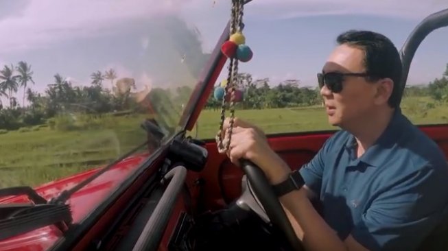 Ahok kemudikan VW Safari 1976 [Vlog: "Liburan ke Bali dan Partai Pilihan".]