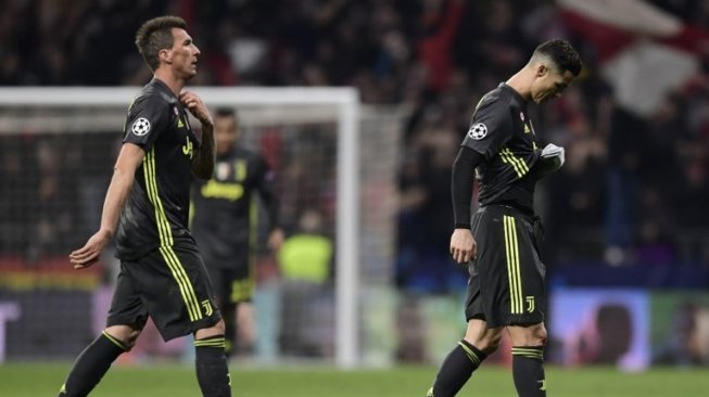 Pemain Juventus Cristiano Ronaldo dan Mario Mandzukic tampak kecewa saat meninggalkan lapangan setelah dikalahkan oleh Atletico Madrid pada laga Liga Champions di Wanda Metropolitan stadium JAVIER SORIANO / AFP 