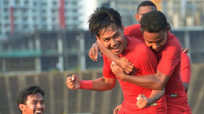 Pemain Timnas U-22 Witan Sulaiman (kedua kanan) beraksi bersama rekannya setelah mencetak gol kedua ke gawang Malaysia dalam pertandingan Grup B Piala AFF U-22 di Stadion Nasional Olimpiade Phnom Penh, Kamboja, Rabu (20/2/2019). Pertandingan berakhir imbang dengan skor 2-2. ANTARA FOTO/Nyoman Budhiana