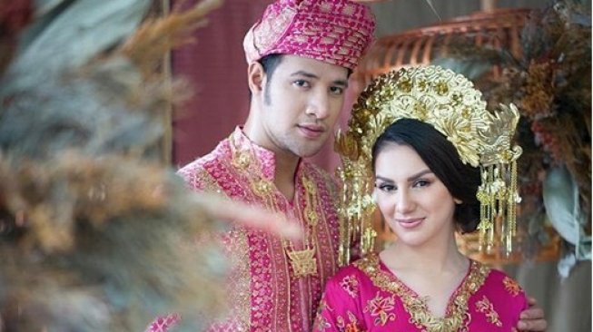 Ammar Zoni dan Irish Bella prewedding dengan konsep Minang. (Foto: Diera Bachir)