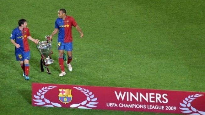 Thierry Henry dan Lionel Messi saat memenangkan Liga Champions musim 2008/2009 dengan mengalahkan Manchester United di Olympic Stadium, Roma. (MLADEN ANTONOV / AFP)