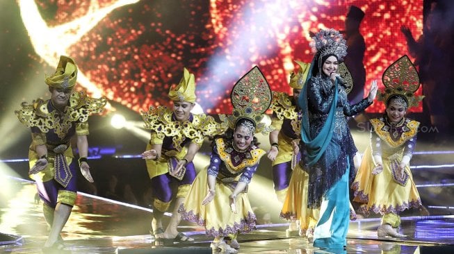 Penyanyi Malaysia Siti Nurhaliza tampil dalam konser Dato Sri Siti Nurhaliza On Tour di Istora Senayan, Jakarta Pusat, Kamis (21/2). [Suara.com/Muhaimin A Untung]