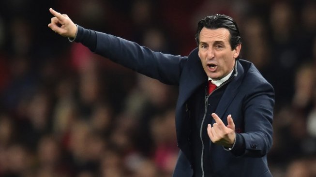 Manajer Arsenal Unai Emery memberikan instruksi kepada skuatnya saat menghadapi Bate Borisov di Liga Europa di  Emirates stadium. Glyn KIRK / AFP