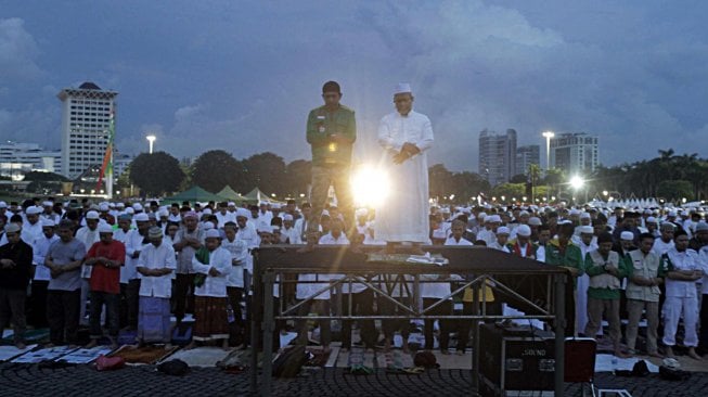 Suasana Munajat 212 di Monas, Jakarta, Kamis (21/2).  semua elemen bangsa Indonesia. [Suara.com/Fakhri Hermansya]