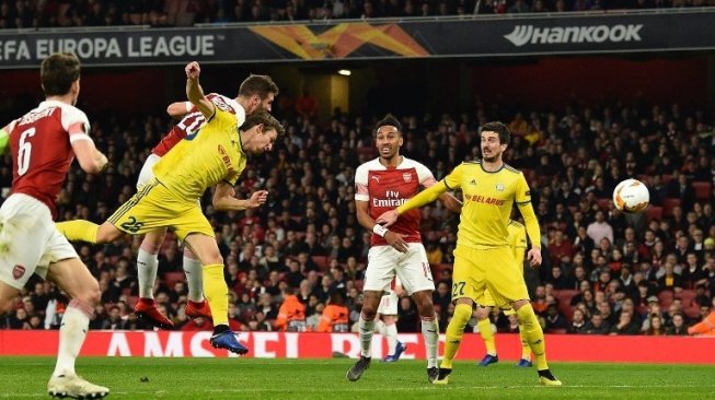 Bek Arsenal Shkodran Mustafi (kedua kiri) menyundul bola guna membuat Arsenal unggul 2-0 atas BATE Borisov pada laga Liga Europa di Emirates Stadium. Glyn KIRK / AFP