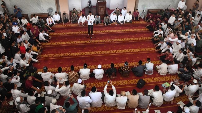 Presiden Joko Widodo berpidato usai memberikan sertifikat tanah wakaf kepada warga di Masjid Raya Bani Umar, Tangerang Selatan, Jumat (22/2). [ANTARA FOTO/Akbar Nugroho Gumay]
