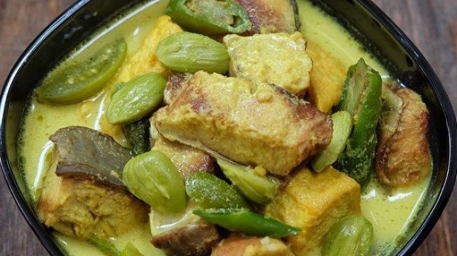 Resep Iwak Pe Cabe Hijau, Rasakan Kuah Segarnya