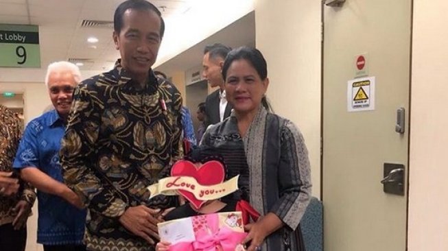 Putri Denada, Shakira mendapat hadiah dari Presiden Jokowi dan istri, Iriana. (Instagram Denada)