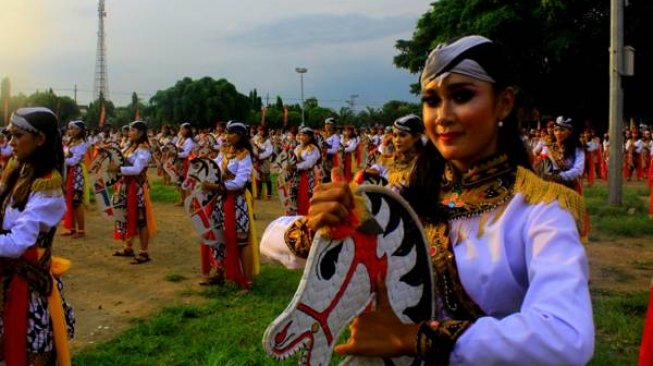 Cantik! Ini Foto-Foto Penari Jathil Ponorogo Pecahkan Rekor Muri